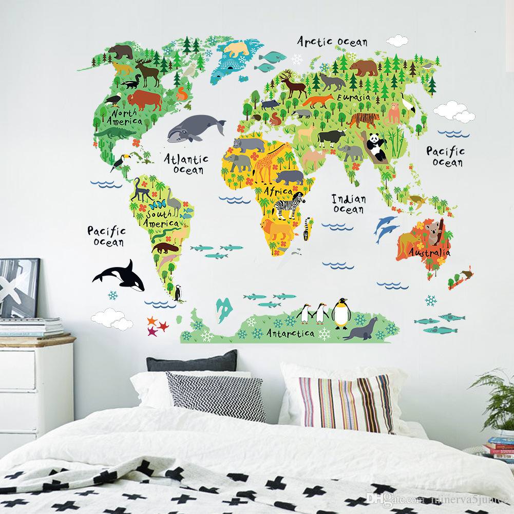 اتاق کودک پسری که روی دیوار پشت تخت آن استیکر نقشه جهان نصب شده است